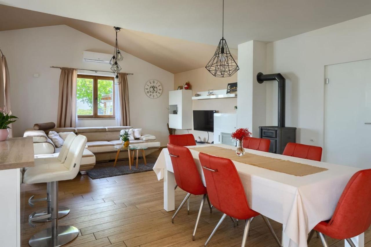 Activity Villa Gita With Pool And Grill In Tinjan Esterno foto