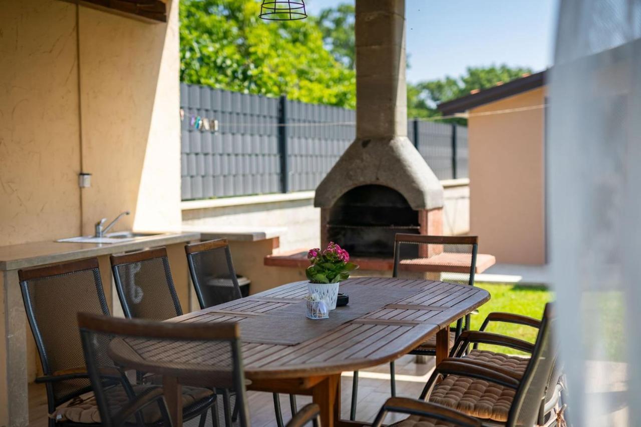 Activity Villa Gita With Pool And Grill In Tinjan Esterno foto