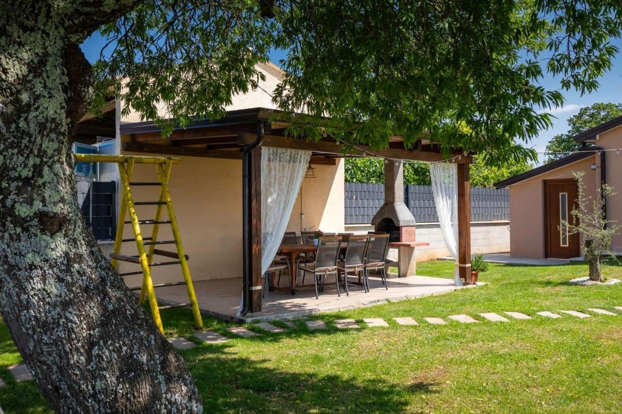 Activity Villa Gita With Pool And Grill In Tinjan Esterno foto