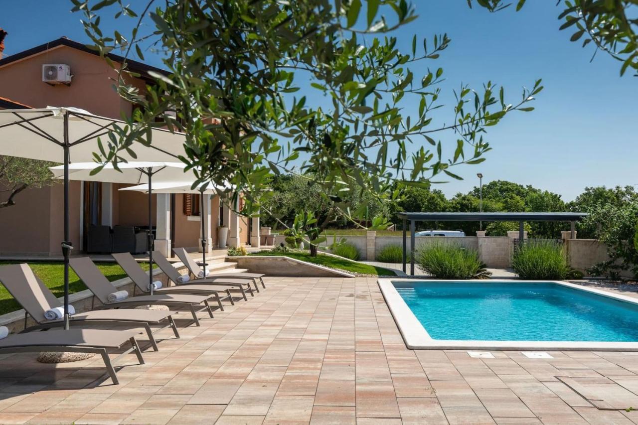 Activity Villa Gita With Pool And Grill In Tinjan Esterno foto